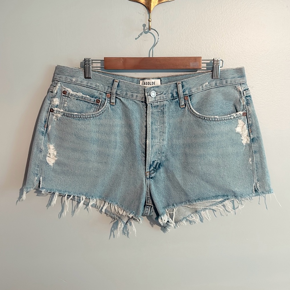 AGOLDE Parker Distressed Denim Shorts & CLAUDIA SCHIFFER WASHED T-SHIRT - Picture 3 of 5
